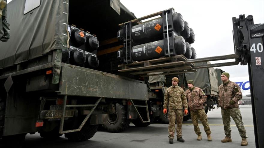Ucranianos cargan camión con unidades del sistema antitanque FGM-148 Javelin, fabricados en EE.UU., en aeropuerto de Borýspil, en Kiev. (Foto: AFP)
