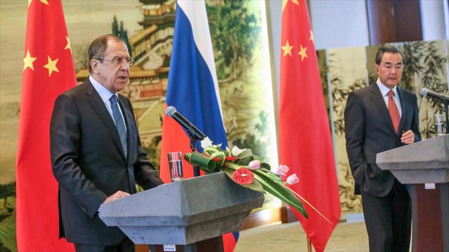 Los cancilleres de China y Rusia, Wang Yi (dcha.) y Serguéi Lavrov, respectivamente, en una rueda de prensa.