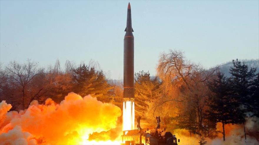 Lanzamiento de prueba de un misil hipersónico norcoreano en un lugar desconocido en Corea del Norte, 5 de enero de 2022. (Foto: Reuters) 
