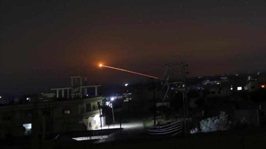 El fuego de misiles en el cielo de Daraa, Siria, tras un ataque israelí. (Foto: Reuters)