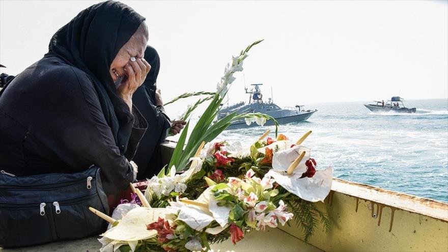 Iraníes conmemoran en el Golfo Pérsico a 290 víctimas del vuelo 655 de Iran Air derribado 3 de julio de 1988 por EE.UU.