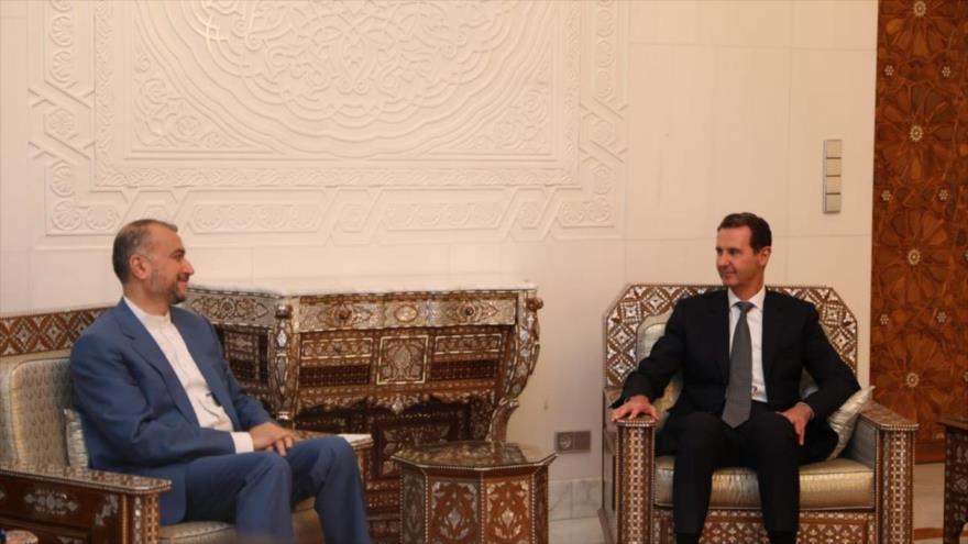 El canciller iraní, Hosein Amir Abdolahian, y el presidente sirio Bashar al-Asad, se reúnen en Damasco, capital del país árabe, 2 de julio de 2022.