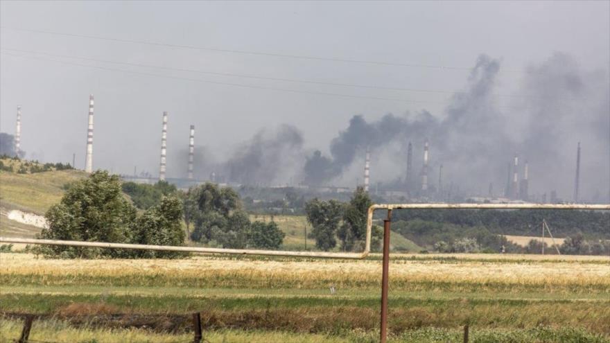 Columnas de humo que se elevan durante combates entre fuerzas ucranianas y rusas en Lisichansk, este de Ucrania, 1 de julio de 2022. (Foto: Getty Images)