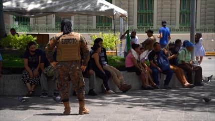 Salvadoreños critican estado de excepción y detenciones en el país