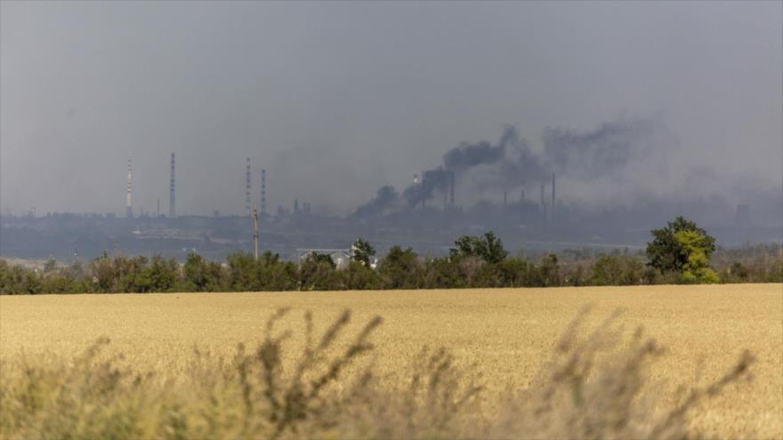 Columnas de humo que se elevan durante combates entre fuerzas ucranianas y rusas en Lisichansk, este de Ucrania, 1 de julio de 2022. (Foto: Getty Images)
