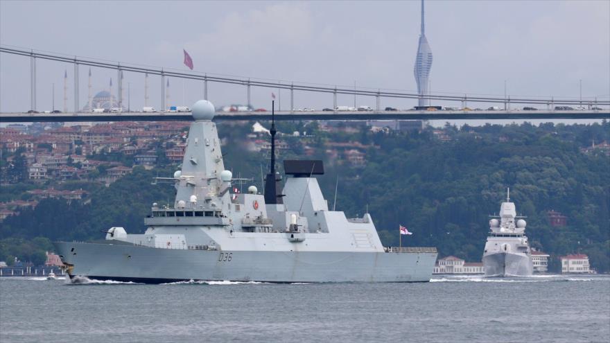 El buque de guerra británico HMS Defender ingresa al aar Negro, 14 de junio de 2021. 