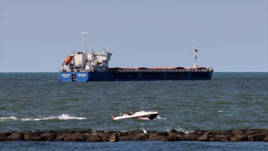 El buque de carga de bandera rusa Zhibek Zholy es visto frente a la costa del puerto turco de Karasu en el mar Negro. (Foto: Reuters)