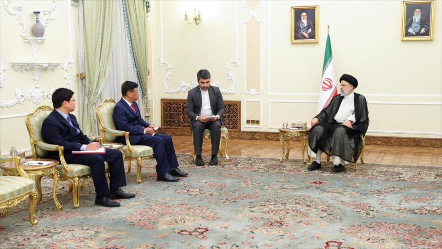 El presidente de Irán, Ebrahim Raisi (dcha.), durante una reunión con el nuevo embajador vietnamita en Teherán, 4 de julio de 2022. (Foto: President.ir)