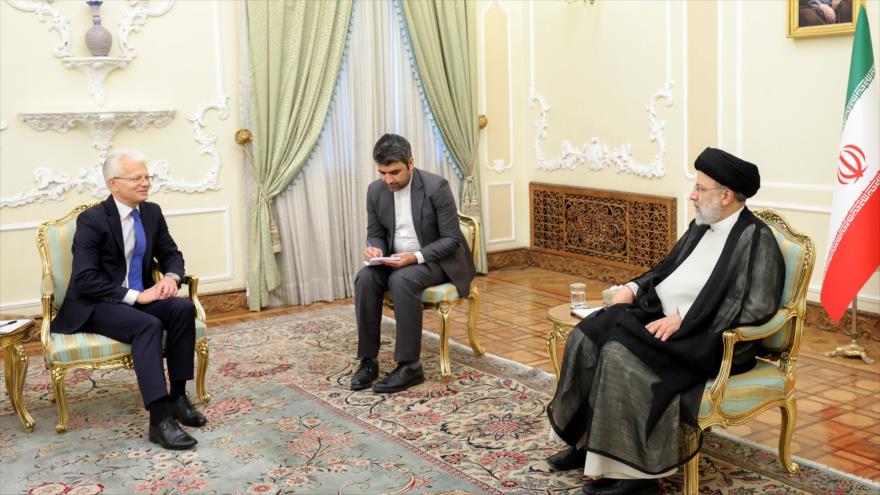 El presidente iraní, Ebrahim Raisi (dcha.), reunido con el embajador de Lituania, Ricardas Degutis, Teherán, 4 de julio de 2022. (Foto: President.ir)