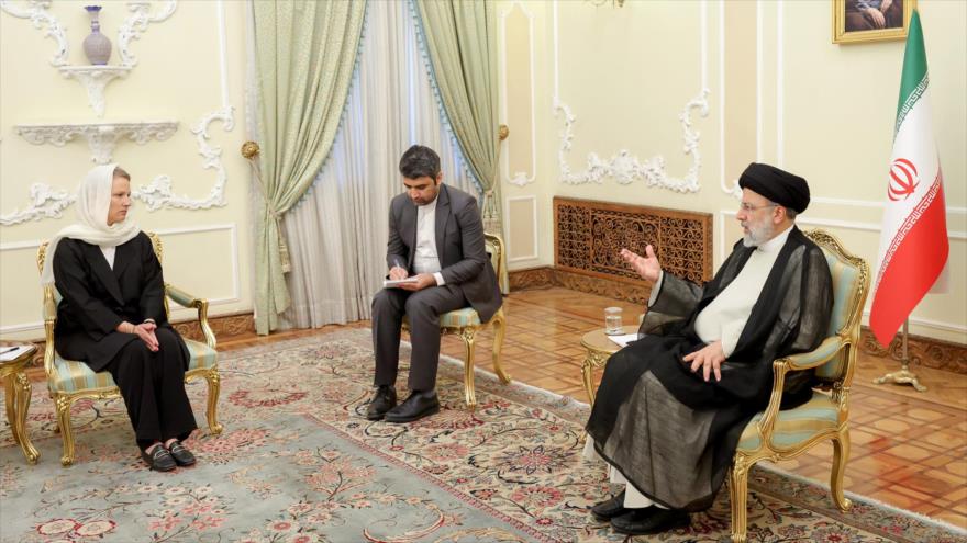 El presidente iraní, Ebrahim Raisi, reunido con la embajadora de Suiza, Nadine Olivieri Lozano, Teherán, 4 de julio de 2022. (Foto: President.ir)