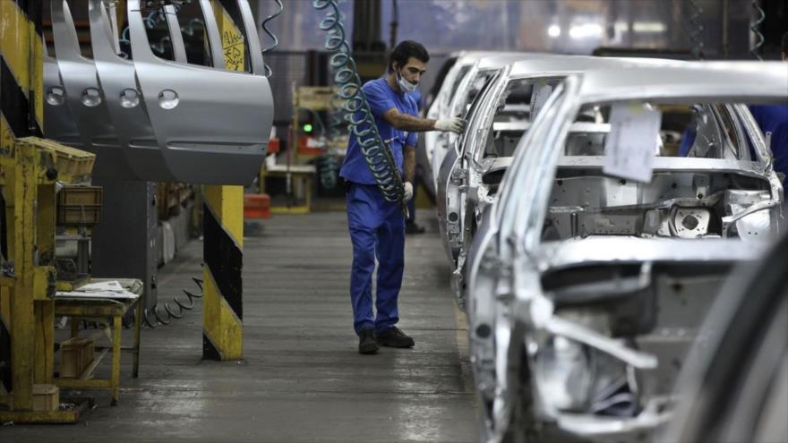 Un trabajador en la planta de fabricación de automóviles del Grupo Industrial Iran Jodro cerca de Teherán, la capital iraní.