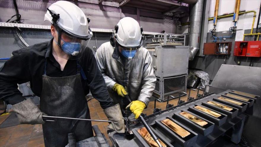Los empleados procesan lingotes de oro puro en la planta de metales no ferrosos de Krastsvetmet en la ciudad siberiana de Krasnoyarsk, Rusia, 10 de marzo de 2022. (Foto: Reuters)