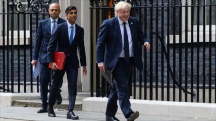 Renuncian 2 ministros británicos; ¿el Gobierno “se está derrumbando”?