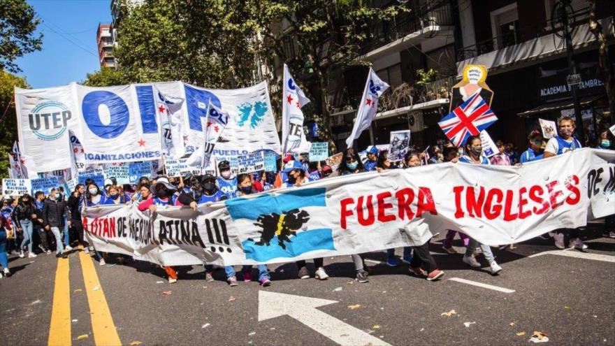 Manifestantes marchan en apoyo a la soberanía argentina sobre las islas Malvinas, Buenos Aires, 2 de abril de 2022. (Foto: Getty Images)