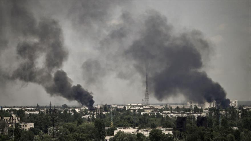 
El humo se eleva durante los combates entre las tropas ucranianas y rusas en Donbás, 30 de mayo de 2022. (Foto: AFP)