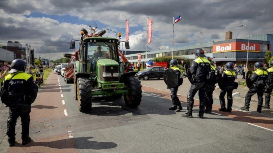 La Policía dispara a agricultores que protestan en Países Bajos