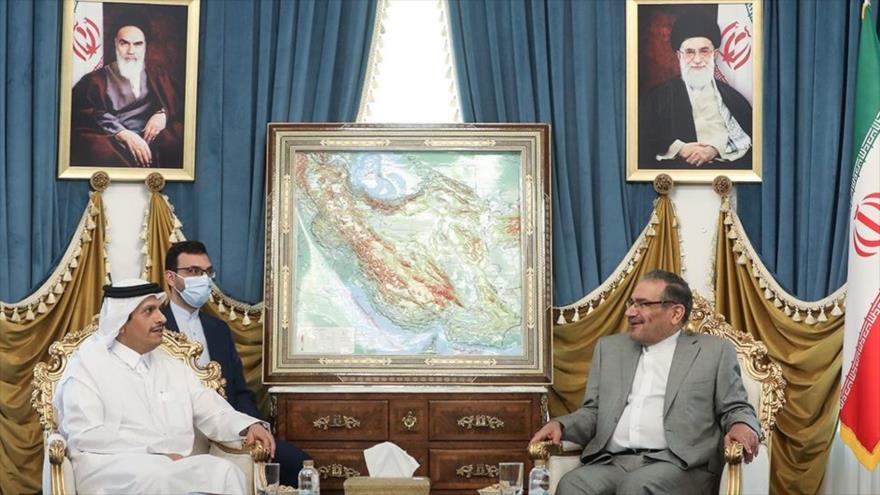 El secretario del Consejo Supremo de Seguridad Nacional de Irán, Ali Shamjani (dcha.), y el canciller catarí, Mohamed bin Abdulrahman Al Thani, en Teherán. (Foto: FARS)