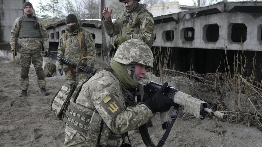 Entrenamiento de fuerzas ucranianas cerca de Kiev, 29 de enero de 2022. (Foto: AP)