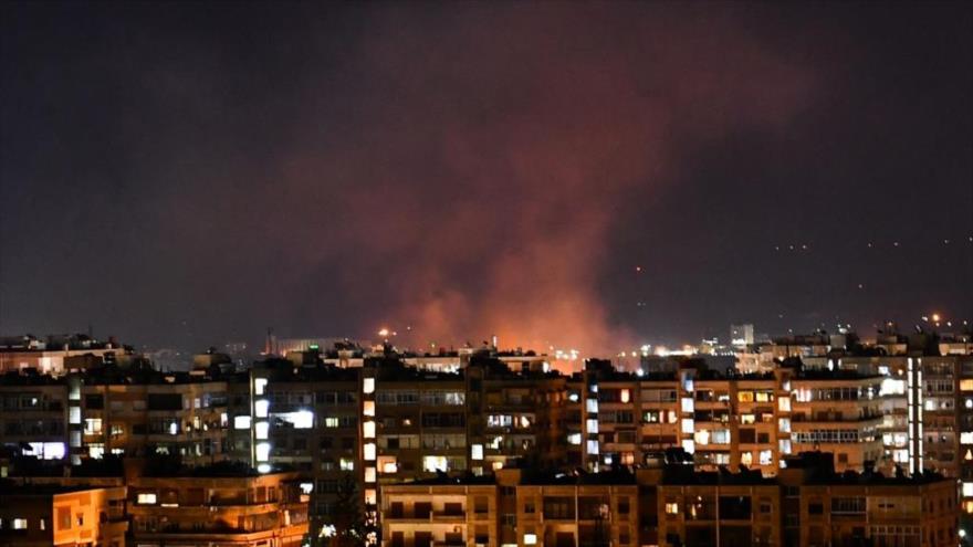 El humo se eleva tras un ataque aéreo israelí contra el sur de Damasco, Siria, 20 de julio de 2020. (Foto: AFP)