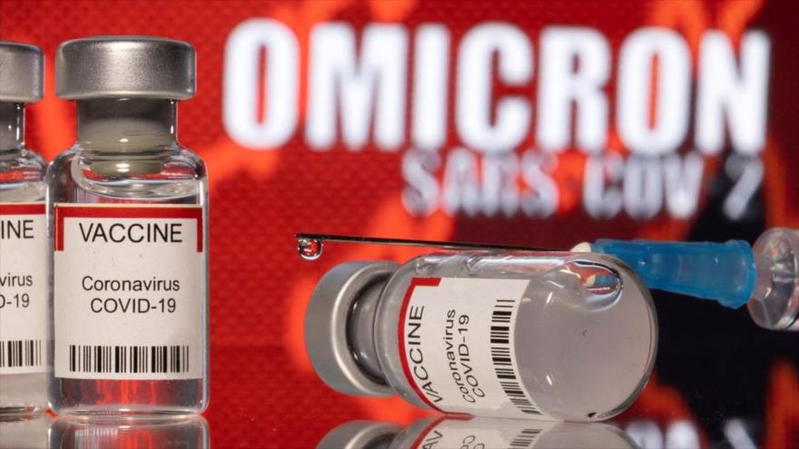 Imagen ilustrativa muestra viales de la vacuna anti-Covid-19 frente a las palabras ‘OMICRON SARS-COV-2’, 11 de diciembre de 2021. (Foto: Reuters)
