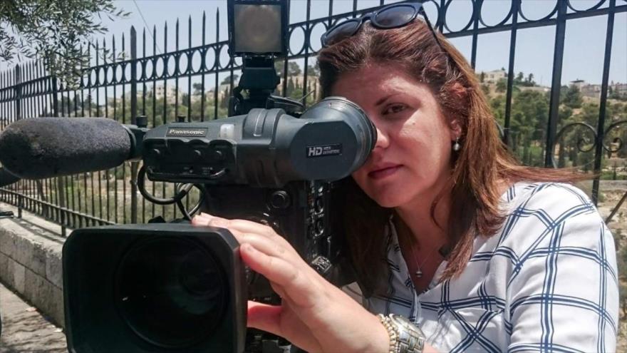 La periodista palestina Shireen Abu Akleh informando para la cadena Al Jazeera desde Al-Quds (Jerusalén), 22 de julio de 2017. (Foto: AFP)