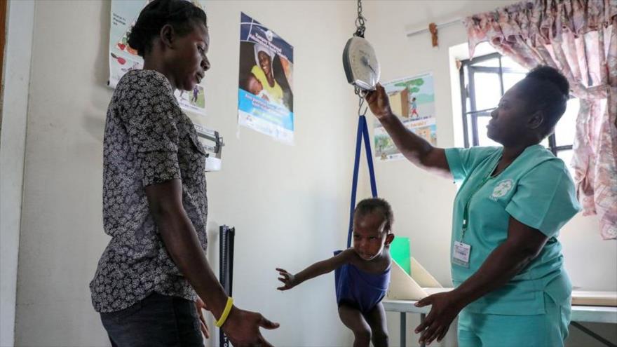 Una enfermera pesa a un niño frente a su madre un hospital en Haití, 29 de enero de 2020. (Foto: Reuters)