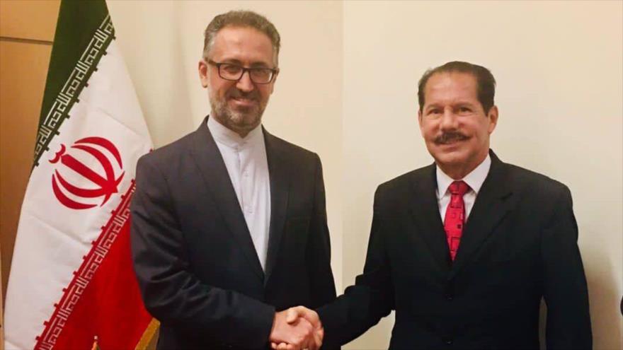 Director general de Cancillería iraní, Isa Kameli, (izq.) y ministro de Transporte e Infraestructura nicaragüense, Óscar Salvador Mojica Obregón, en Irán.