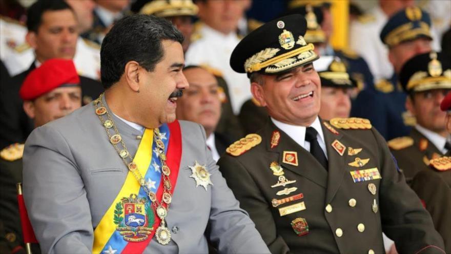 El ministro de Defensa venezolano, el general Vladimir Padrino López (dcha.) y el presidente de Venezuela, Nicolás Maduro.