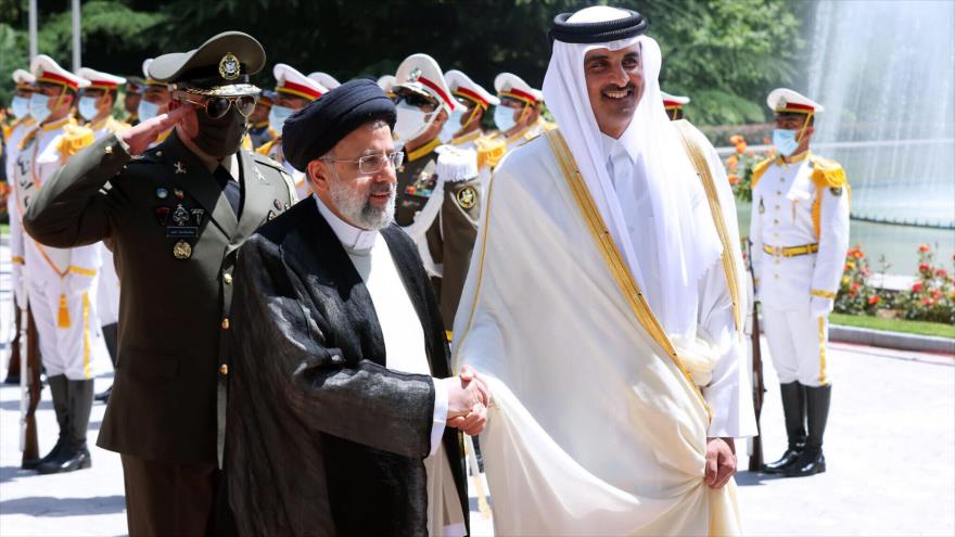 El presidente de Irán, Seyed Ebrahim Raisi (izda.), recibe al emir catarí, el sheij Tamim bin Hamad Al Thani, en Teherán, capital persa, 12 de mayo de 2022. (Foto: AP)