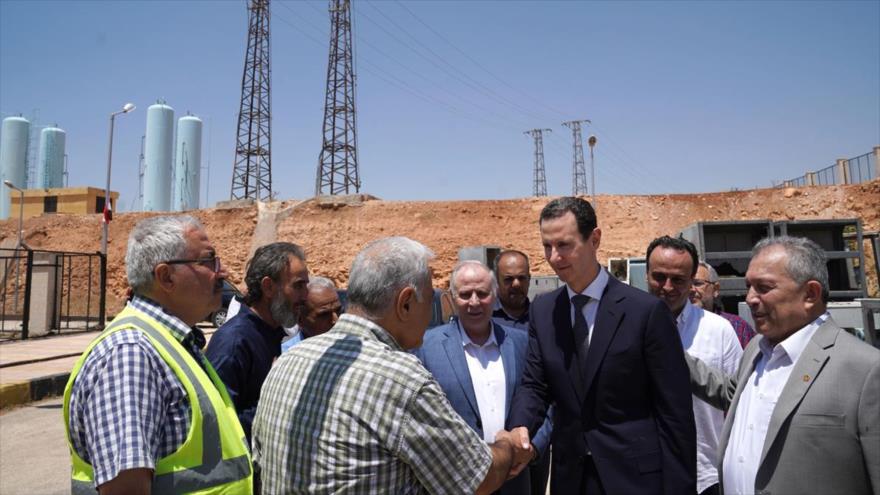 El presidente de Siria, Bashar al-Asad, durante su visita a la central eléctrica de Alepo, 8 de julio de 2022. (Foto: SANA)