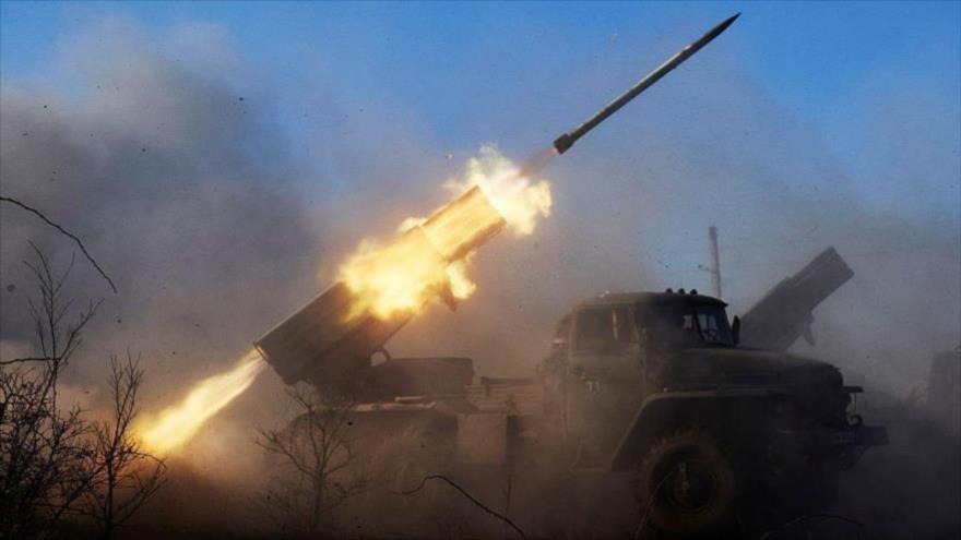 Fuerzas rusas disparan cohetes contra posiciones ucranianas en Debaltseve. (Foto: Getty Images)
