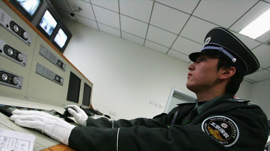 Un guardia de seguridad chino en una sala de control en Pekín, China. (Foto: Getty Images)