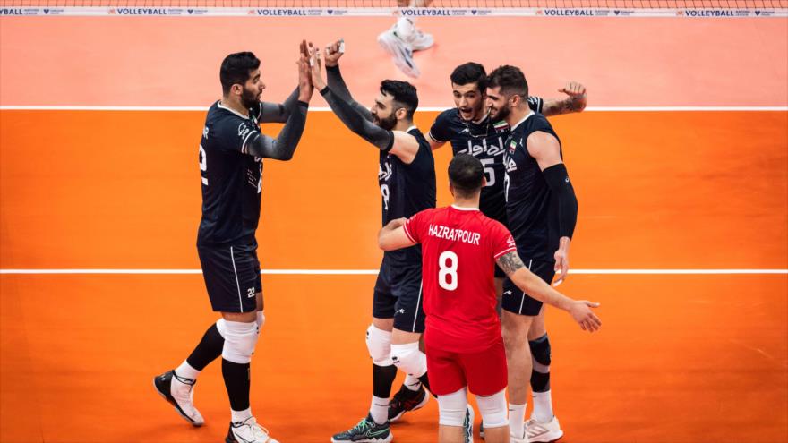 Voleibolistas iraníes festejan su victoria ante Serbia, 9 de julio de 2022.