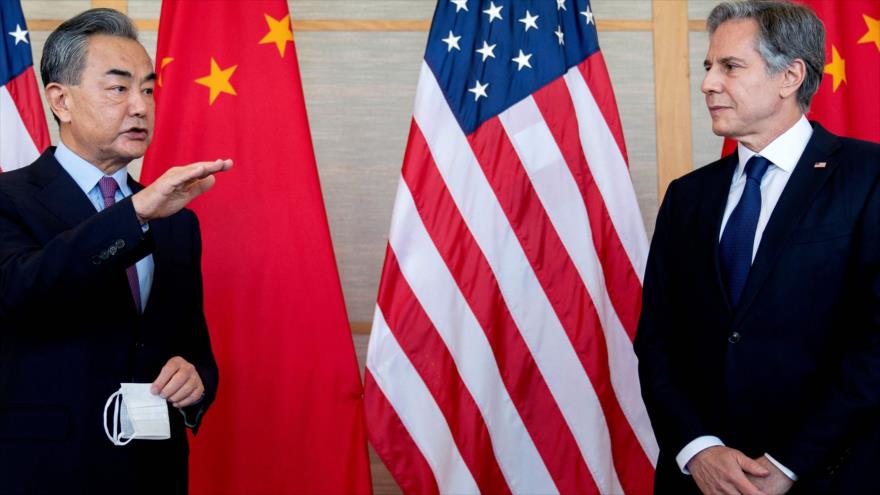 El canciller chino, Wang Yi (izq.), y su homólogo estadounidense, Antony Blinken, en un encuentro en Indonesia, 9 de julio de 2022. (Foto: AFP)