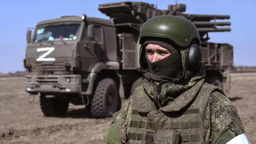 Un militar ruso frente a un sistema de defensa aérea Pantsir-S1 durante la operación militar rusa en Ucrania.