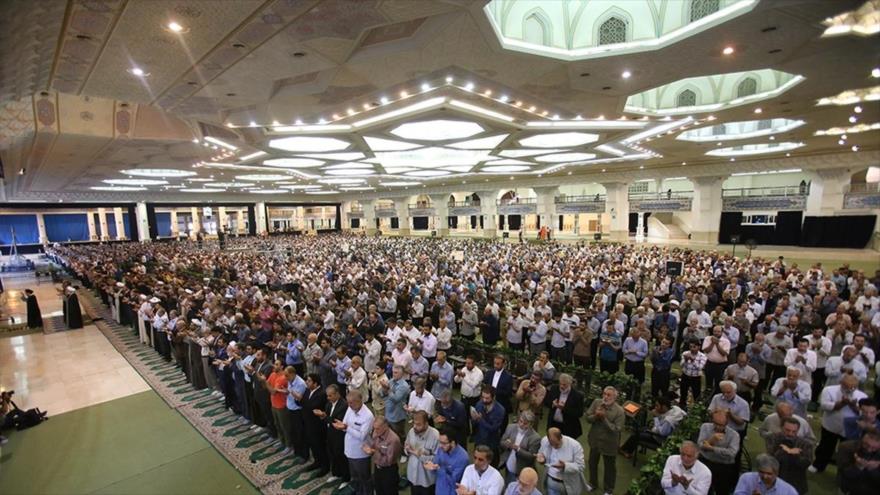 Los musulmanes iraníes asisten a las oraciones del Eid al-Adha en todas las ciudades del país.