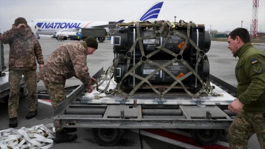 Militares ucranianos desempacan un envío de ayuda militar entregado por EE.UU. a Ucrania, en el aeropuerto de Boryspil, en Kiev, 11 de febrero. (Foto: AP)
