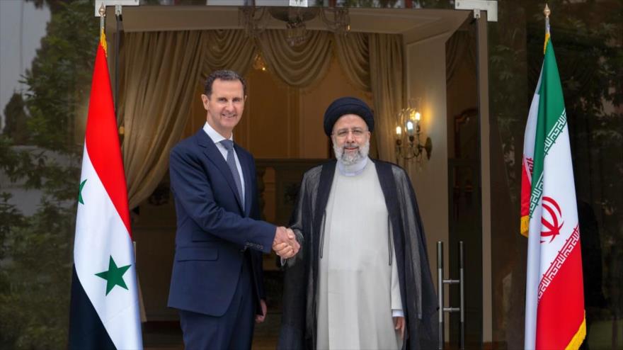 El presidente iraní, Seyed Ebrahim Raisi (dcha.), recibe a su homólogo sirio, Bashar al-Asad, en Teherán, la capital, 8 de mayo de 2022.