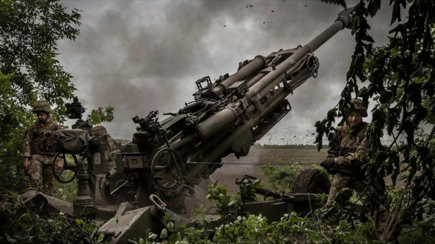 Militares ucranianos disparan un obús M777 a las posiciones rusas en la región de Donetsk, este de Ucrania.

