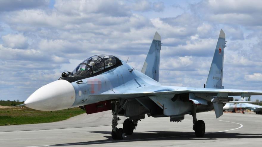 Un caza Su-30SM, participante en operación militar rusa en Ucrania, aterriza en un aeródromo de campo, 13 de mayo de 2022. (Foto: Sputnik)