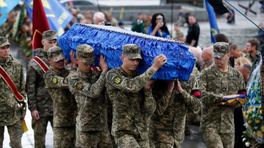 Militares llevan ataúd de un comandante del batallón de Ucrania, asesinado en la operación militar rusa, 22 de junio de 2022. (Foto: Getty Images)