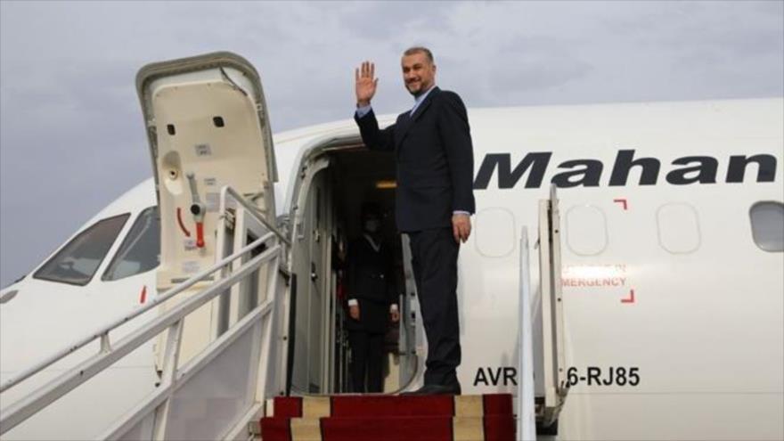 El ministro iraní de Asuntos Exteriores, Hosein Amir Abdolahian, se despide en un avión antes de su viaje a Tayikistán, 11 de julio de 2022. 