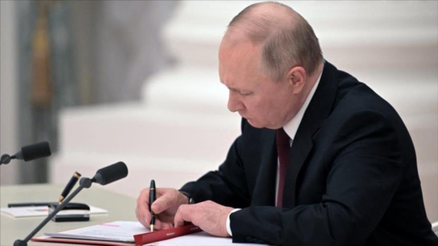 El presidente ruso, Vladimir Putin, firma en Moscú documento que reconoce la independencia de Donetsk y Lugansk, 21 de febrero de 2022. (Foto: Reuters)