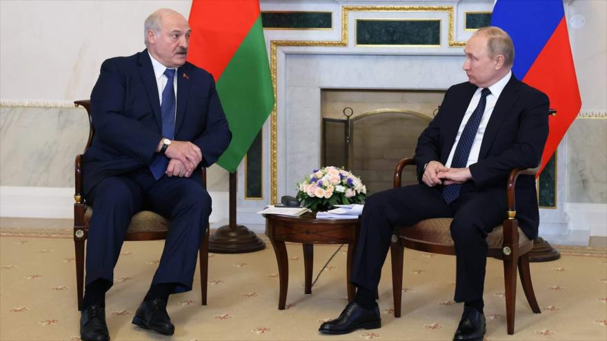 El presidente ruso, Vladimir Putin (dcha.), reunido con su homólogo bielorruso, Alexander Lukashenko.
