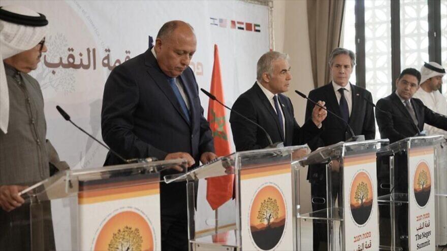De izquierda, los cancilleres de Baréin, Egipto, Israel, EE.UU., Marruecos, y Emiratos, en una rueda de prensa en territorios ocupados palestinos, 28 de marzo de 2022.