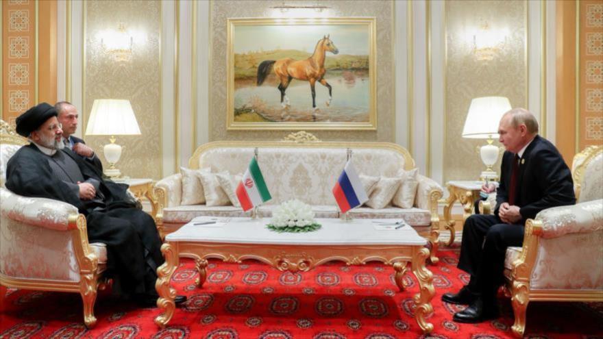 Presidente iraní, Seyed Ebrahim Raisi, (izda.) se reúne con su homólogo ruso, Vladimir Putin, en Turkmenistán, 29 de junio de 2022. (Foto: president.ir)