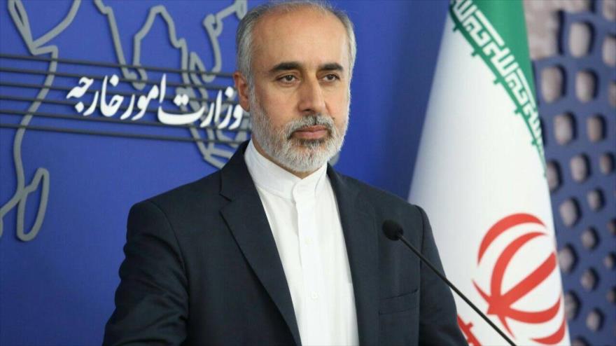 El portavoz de la Cancillería iraní, Naser Kanani, ofrece una rueda de prensa en Teherán, la capital.