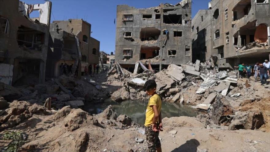Un niño palestino entre los restos de edificios destruidos por ataques israelíes, en Beit Hanun, en la Franja de Gaza, 21 de mayo de 2021. (Foto: AFP)