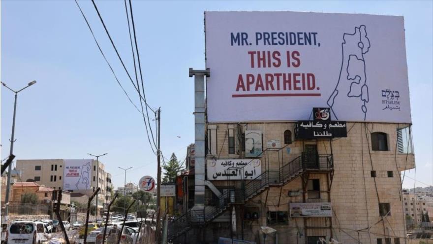 Valla publicitaria en contra de visita de presidente de EE.UU. Joe Biden a Palestina ocupada en Cisjordania, 13 de julio de 2022. (Foto: Getty Images)
