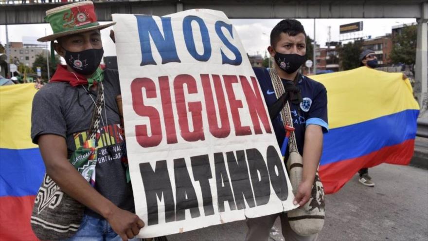 Indígenas del Cauca protestan contra el asesinato de líderes sociales, en Bogotá, Colombia, 19 de octubre de 2020.